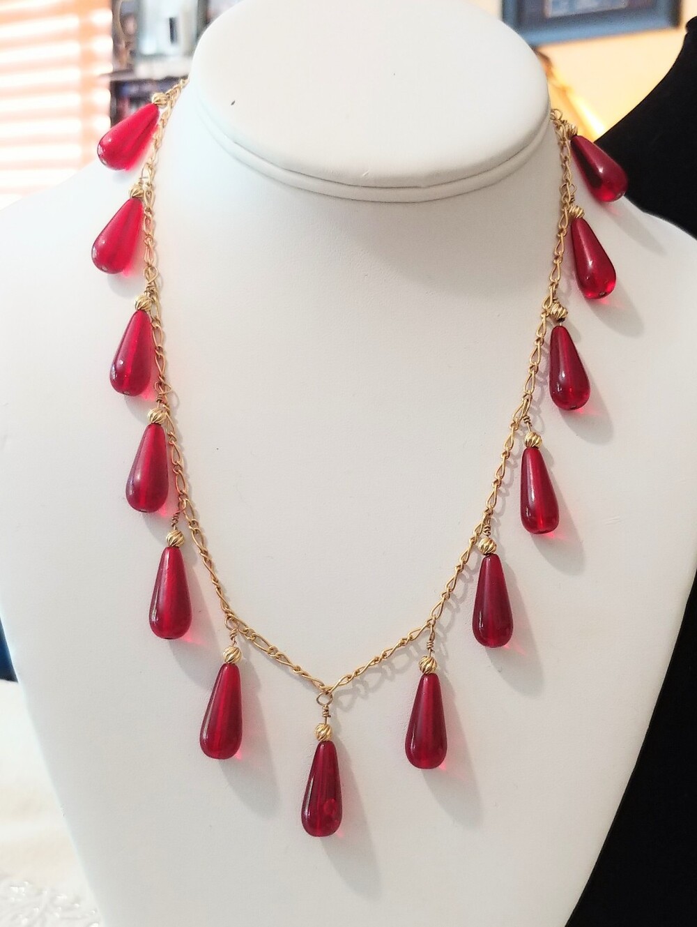 Beautiful Vintage Art Deco Lucite Bead 14K GF Teardrop Dainty Chain Necklace